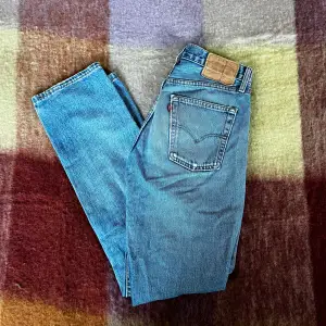 Ett par ljusa vintage jeans från Levi’s, står ingen storlek men uppskattar 38-40. Lite för långa på mig som är 164. Har ett hål på ena knät, se bild