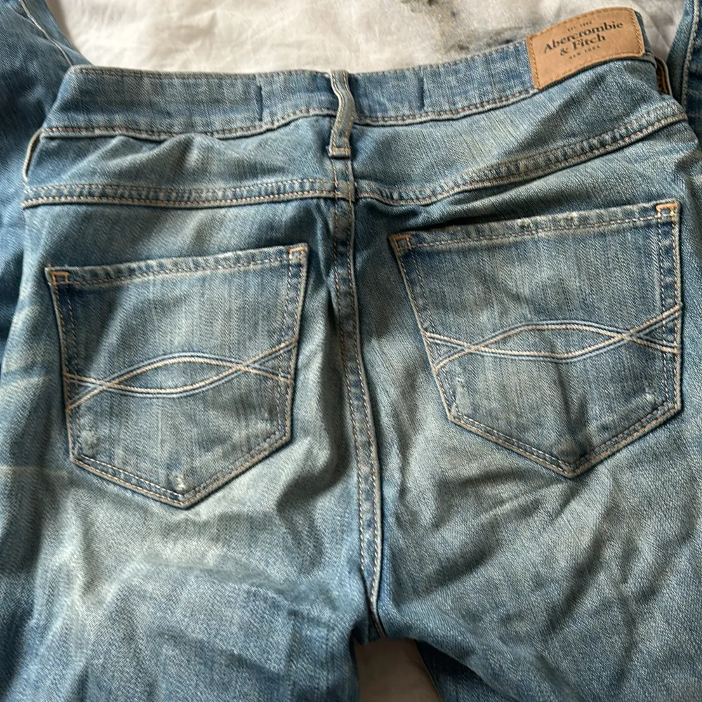 Jeans från Abercrombie & Fitch! Har andvänt dessa många gånger,dom ser urtvättade men det är själva modellen på dem! ❤️. Jeans & Byxor.