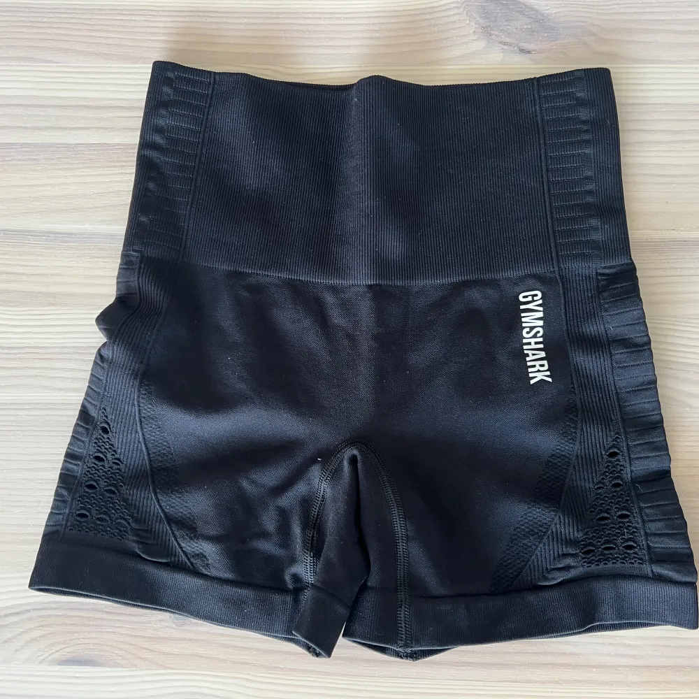 Svarta shorts från gymshark i storlek XS 🖤 endast provade så skicket är mycket fint 🥰 . Sport & träning.