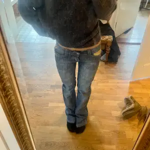 Lågmidjade bootcut jeans. Midjemått 35cm, innerbenslängd 77cm. Köp via köp nu❤️‍🔥