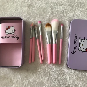 Hello Kitty Sminkaborste + plånbok  - 7delar/paket  Helt ny  89kr/paket 