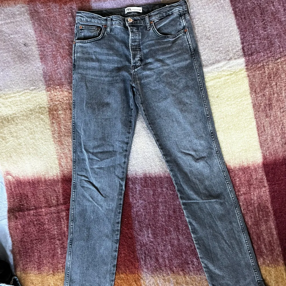 Grå jeans från Zara i modellen slim full length, storlek 40 men små i storleken, skulle säga att de passar 36/38 bättre. Jeans & Byxor.