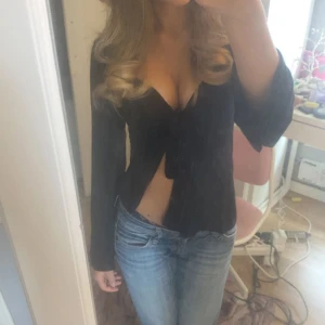 Tröja - Säljer denna jättefina tröja från design by si i storlek xs/s💕vid snabbt köp kan även tänkas 200, priv privat för frågor eller mer bilder💕