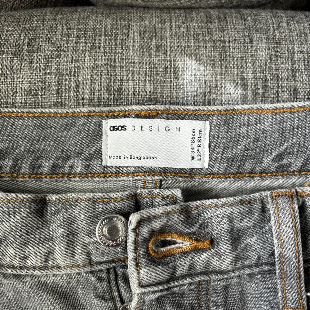 Hej! Säljer mina gråa ASOS Jeans med lite slitage stil på. Sitter lite mer åt de loose hållet. Storlek W34 L32  (Inga deffekter). Jeans & Byxor.