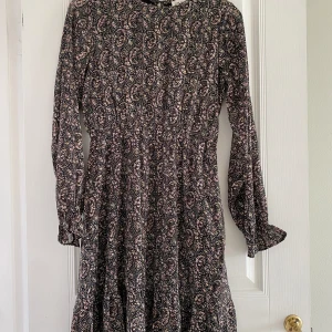 Sofie Schnoor Klänning - Säljer för den ej kommer till användning. Köpt för några år sedan på Sofie Schnoor hemsidan. Nypris är ungefär 400-500kr och säljer nu för 335kr. Fråga gärna ifall du undrar något. Inte säker att den finns kvar att köpa. Köparen står för frakten💕 