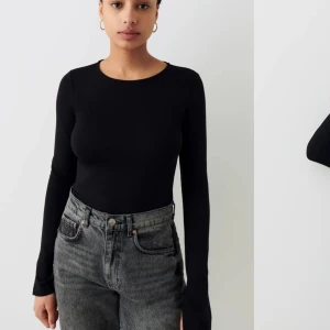 Svart tröja med slits på ärmarna  - Säljer denna svarta tröja med slits på ärmarna då den inte kommer till användning hos mig. Skriv för egna bilder💞