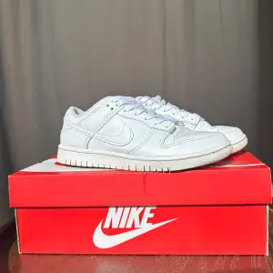 Vita nike dunk low i använt skick, storlek 38. Köpta på Zalando. Box kan skickas med men är inte tillhörande skorna (står nike court vision low på boxen).