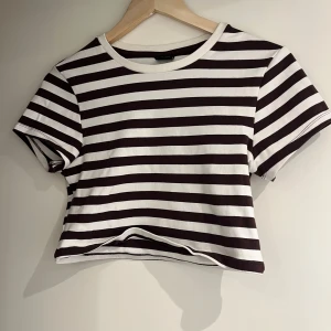 T-shirt - T-shirt från Ginatricot, som inte kommer till användning längre. Knappt använd… nypris 169 kr, säljer för 50 kr 🥰🦒🦦 Storlek L men sitter åt på mig som är S-M 