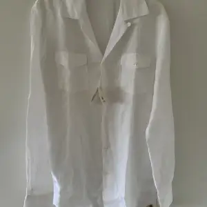 Säljer denna helt nya Morris linneskjorta. Nypris 1495kr säljer för endast 599. Den är i storlek M(39) och sitter tts. Den är perfekt nu till våren och sommaren och går att använda som både skjorta och overshirt. Hör av dig vid några frågor.