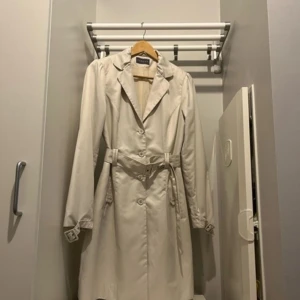 Fabrika Trenchcoat S - Storlek S, 37 Endast använd 2-3 ggr Merpart polyester, tunnare vårrock
