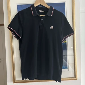 Moncler piké  - Tja, säljer nu denna moncler pike i väldigt bra skick storlek M