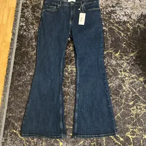 Tjena! Jag säljer ett par Mango Flare Jeans i storlek 46. De är Mid Waist, Regular Fit och Full Lenght.  De är helt oanvända (uifrån att jag har testat de). 