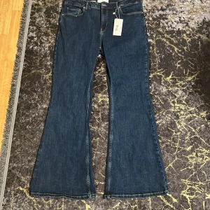 Mango Flare Jeans  - Tjena! Jag säljer ett par Mango Flare Jeans i storlek 46. De är Mid Waist, Regular Fit och Full Lenght.  De är helt oanvända (uifrån att jag har testat de). 