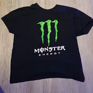 Svart Monster energi t-shirt  Aldrig andvänd  Nypris: 150kr