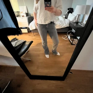 Gråa jeans  - Säljer mina jätte fina gråa jeans! Midwaist och passar var i längd för mig som är 170cm💕 