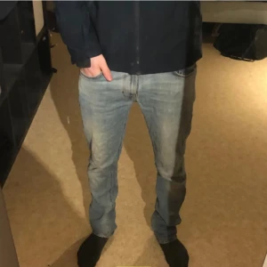 Nudie jeans 32/32 - Jag är 178 passar mig bra i längden, Skick 8/10 en liten defekt på högra fickan samt ett hål i den.