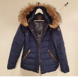 Bark of sweden vinterjacka - Fin och varm vinterjacka som har mycket kvar att ge. Säljer på grund av att den inte får vara ute så mycket som den förtjänar. Lite skavd längst upp och längst ned vid knäppningen. (Se bild 4-5) Annars hittar jag inget att anmärka. Storlek 40.