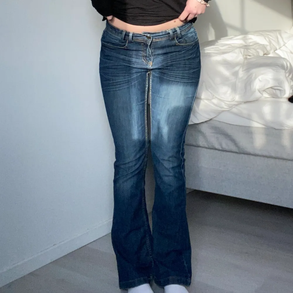 Supersnygga mörka lågmidjade jeans❣️innerbenslängd 78 cm och midjemått 36 cm:). Jeans & Byxor.