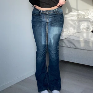 Mörka lågmidjade jeans - Supersnygga mörka lågmidjade jeans❣️innerbenslängd 78 cm och midjemått 36 cm:)
