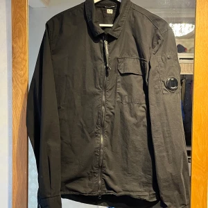 Cp company overshirt - Co company overshirt som är i ny skick inga defekter i storlek s Priset är ej hugget i sten 