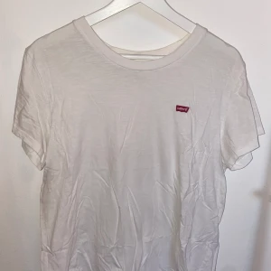 Vit Levi’s t-shirt  - Storlek: M/L 