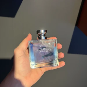 Nautica Voyage - 2 ml sample av den populära parfymen Nautica Voyage🥒 Köp en billig sample av parfymen innan du köper den så du får se om du gillar hur den luktar och beter sig på din hud🙂‍↔️