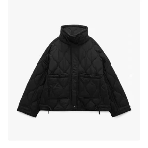 Quiltad jacka - Svart quiltad jacka från zara men som är helt slutsåld vad jag vet🫶🏼stl XS men oversized
