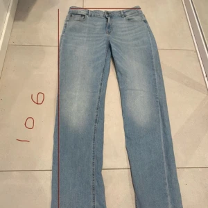 Blåa jeans  - Oanvända då de är lite för långa🤝🙌