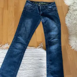 Säljer min väns jeans. De är i bra skick och väldigt snygga! Hon är 168 och längden va bra på henne. Skriv om ni har frågor! 