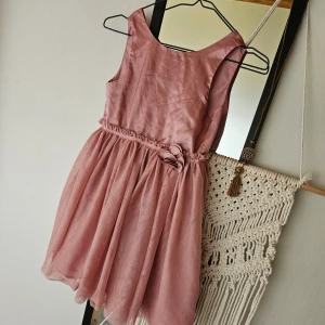 Klänning - Klänning i fint skick. Djur finns i hemmet. 