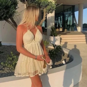 Klänning  - Säljer denna fina fina klänningen!! Storlek S men många band som man kan knyta hur hårt/löst man vill!💞💞 Aldrig använd!!