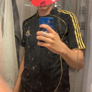 Aik tröja - Säljer denna feta aik tröja då jag inte använder den någon mer! Strl m/ men funkar nog som s om ni har frågor är det bara skriva. Pris kan diskuteras vid snabb affär 