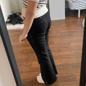 Lågmidjade kostymbyxor - Jag säljer nu mina svarta lågmidjade kostymbyxor från BIKBOK då de tyvärr har blivit för små för mig. Sparsamt använda och har inga defekter💕 Storlek 38, vid snabb affär kan vi diskutera priset! Ord pris är 500kr🤗