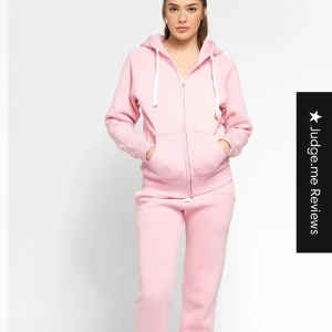 Russemerch set - Mjukis set från Russemerch som jag fick hem idag, så det är helt nytt. Säljer då jag skulle vilja byta till en annan färg men det var så krångligt att returnera till Norge plus att frakten är väldigt dyr 🥹 Nypris 1248kr plus 99kr frakt på hemsidan💗