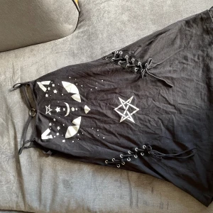 Klänning  - Klänning från Killstar. Köpt får några år sen och använd några månader och sen legat i min garderob.  Står M men hade den när jag hade S.  Nypris 500 tror jag.  Skicka meddelande för flera bilder och mått 💗