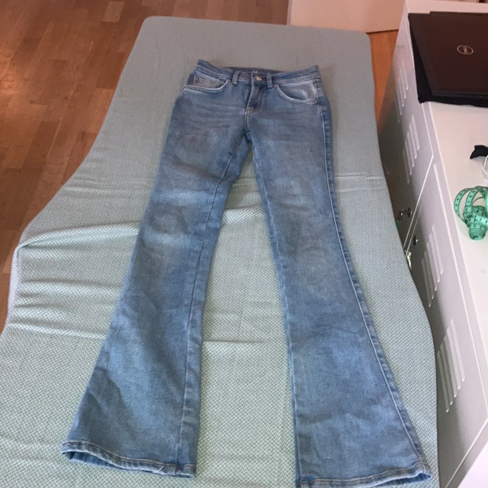 Jättefina och sköna lågmidjade jeans som sitter bra, är snygga🙌 och är jättesköna!!💕Står Xs men passar jättebra som strl S.  Färgen ser en aning ”urtvättad” och lite grå på bild med jättefin ljusblå färg irl med lite mörkare tvätt vid sömmar och fickor💕💕. Jeans & Byxor.