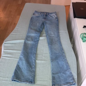 Ljusblå Lågmidjade jeans💙 - Jättefina och sköna lågmidjade jeans som sitter bra, är snygga🙌 och är jättesköna!!💕Står Xs men passar jättebra som strl S.  Färgen ser en aning ”urtvättad” och lite grå på bild med jättefin ljusblå färg irl med lite mörkare tvätt vid sömmar och fickor💕💕