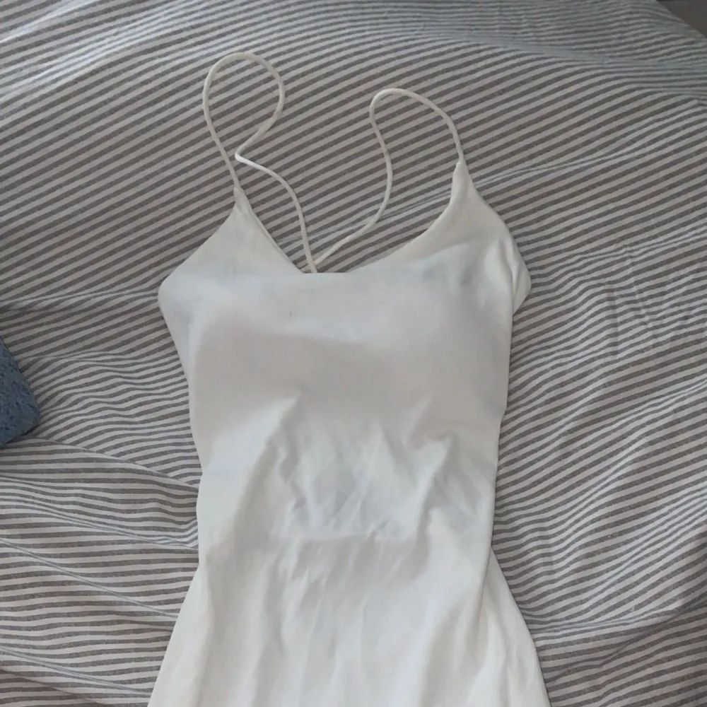 Säljer denna super fina vita klänning då den är för liten för mig🤍 Köpt på marknad och är aldrig använd🤍 Är lite lite genomskinlig men är tjockare vid brösten🤍. Klänningar.