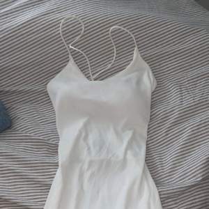 Säljer denna super fina vita klänning då den är för liten för mig🤍 Köpt på marknad och är aldrig använd🤍 Är lite lite genomskinlig men är tjockare vid brösten🤍