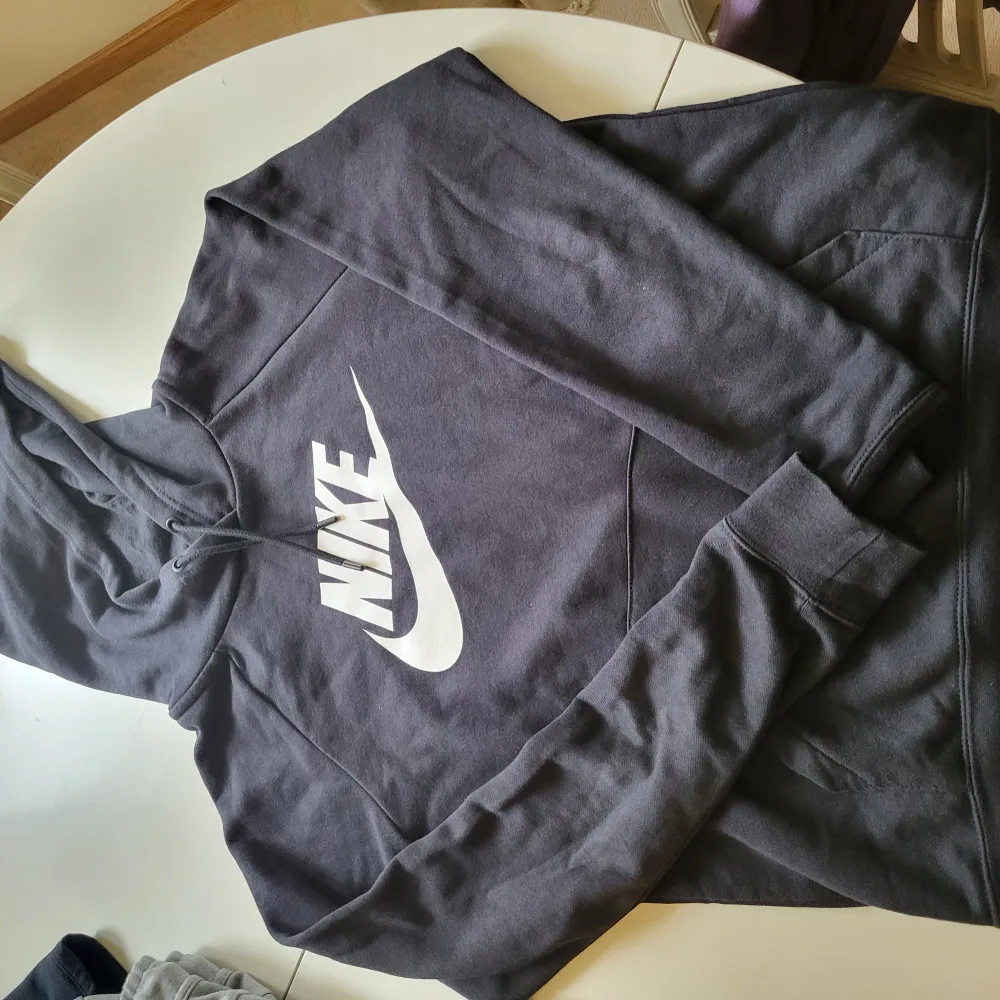 Nike hoodie använd o tvättad small i herr storlek. Felfri men tvättad och använd. . Hoodies.