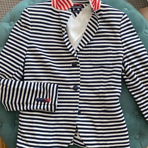 Randig kavaj - Marinblå randig kavaj från Tommy Hilger. Storlek 36. ❤️