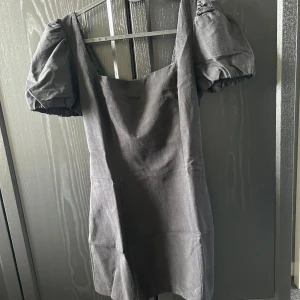 Sommar klänning - Säljer nu min fina klänning från ZARA. Klänningen är super gullig och i bra skick🩷🩷 Klänningen är i storlek M men passar även en S😊Skriv på DM för fler bilder