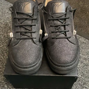 Guiseppe zanotti  - Säljer nu ett par guiseppe zanotti skor som är i väldigt bra skick och jävligt fräscha till sommaren, skick sammanlagt 9/10 bara box ingår hör av er vid fler frågor.