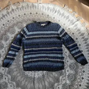 en blå stickad tröja i storlek M. säljer då den inte längre kommer till användning :)