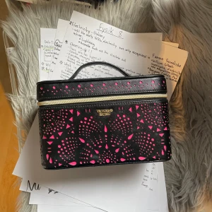 Viktoria secret necessär  - Är ett år gammal köpte för 700 originell några fläckar så säljer för 500 kr skriv till mig om ni är intresserade klicka inte på köp nu 