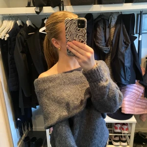Stickad tröja - Jag säljer nu min fina stickade offshouldertröja från hm då den är alldeles för stor för mig och har aldrig riktigt kommit till användning. Super fin varm och mysig tröja!💕 Storleken på tröjan är S men skulle snarare säga att den är en M💕
