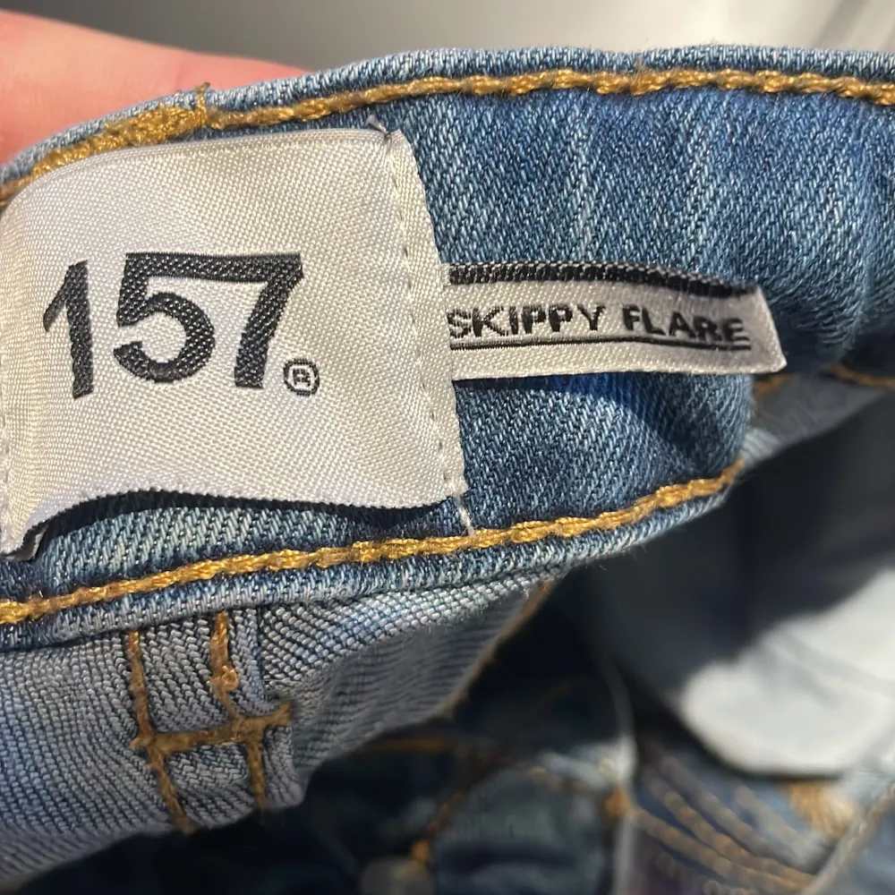 Jättefina bootcut jeans. Tyvärr för korta för mig som är ca 160cm. Jag skulle nog säga att de passar någon som är typ 150. . Jeans & Byxor.
