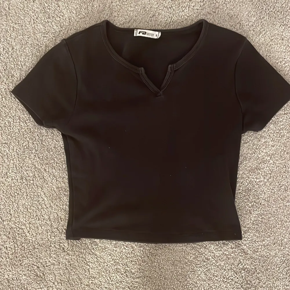 Hej säljer denna svarta tröjan ifrån new yorker det finns inte i butik längre den är använd 2/3 gånger den är i  storlek S❤️. Toppar.