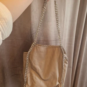 Väska från tiamo  - Se sista bilden såg en fläck som jag inte behandlat. Två svarta fläckar under väskan. 