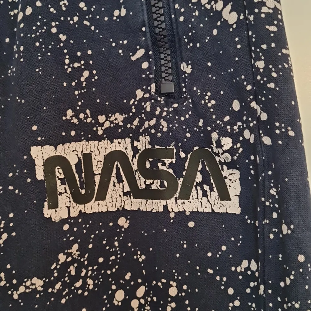 NASA Sweatspants, använt skick men urtvättad. Storlek: 170 (XS). Jeans & Byxor.